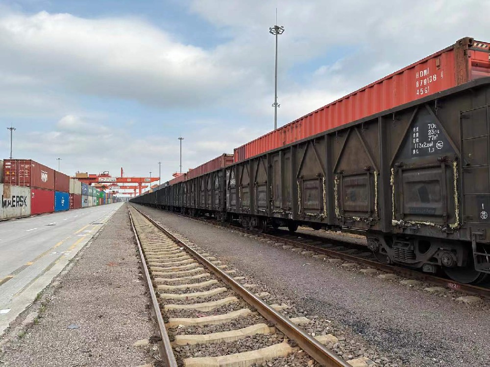 2025媒体管家：铁路货运回暖势头加速 前8月铁路货运量超33亿吨