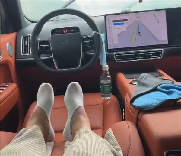 一理想车主雨天高速路躺平开车：用饮料瓶欺骗汽车“自动驾驶”