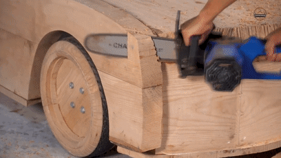 给孩子买豪车就差2个亿怎么办？用电锯做了一辆！