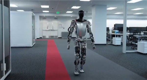 马斯克秀肌肉！特斯拉擎天柱机器人最新演示：AI大提升、行走更自然