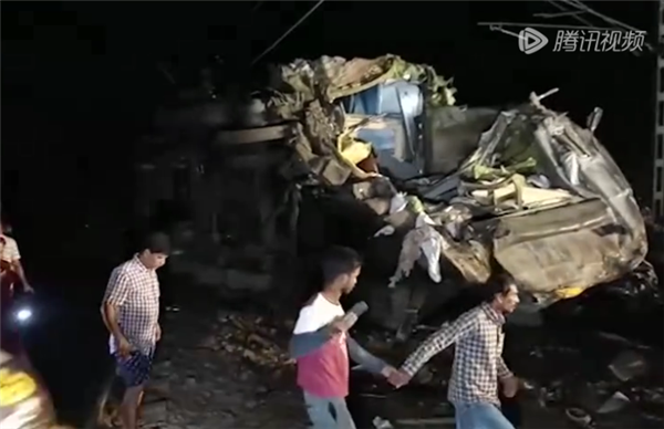 印度三辆列车相撞已致233死 直击事故救援现场 幸存者:十几个人压在我身上