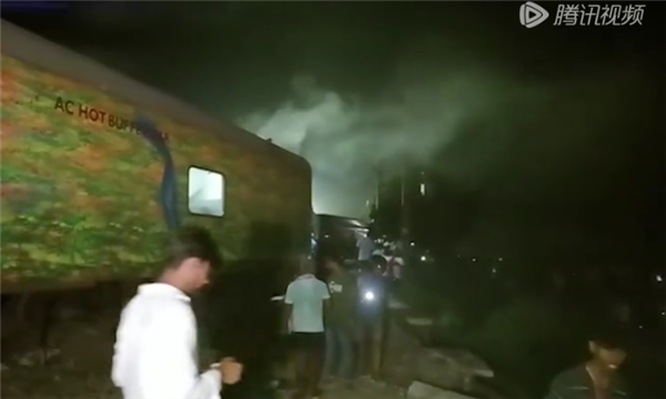 印度三辆列车相撞已致233死 直击事故救援现场 幸存者:十几个人压在我身上