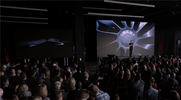 马斯克疯狂画饼！新车年销500万 机器人能卖100亿个