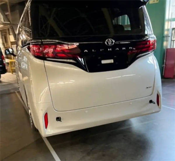 100万的“大面包” 新一代丰田埃尔法实车首曝：不加价别想买