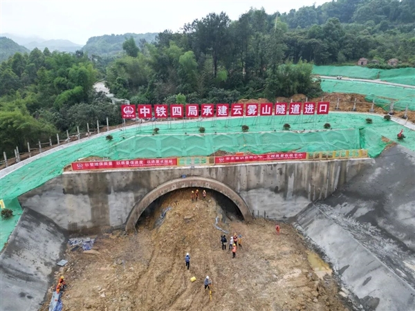 可提速400公里！成渝中线高铁两大隧道同时进洞