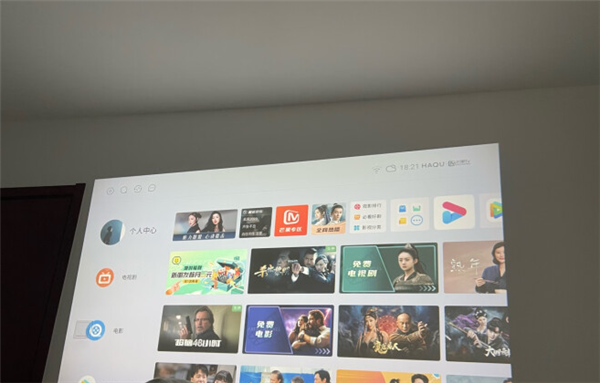 1099元哈趣H2投影仪太好了 还送高清幕布云台架时尚整理包