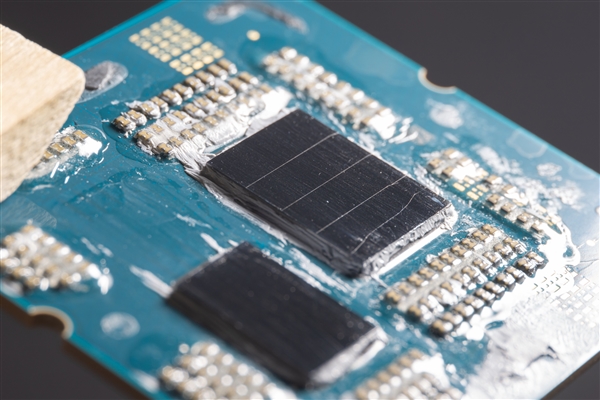 锐龙7 7800X3D开盖“果奔”：60秒后 惨烈一幕出现