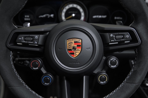 搭载4.0L水平对置发动机 300万的保时捷中国开卖：但不能上路