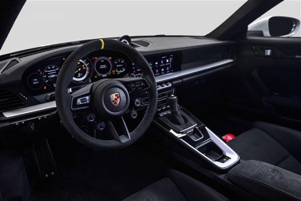 搭载4.0L水平对置发动机 300万的保时捷中国开卖：但不能上路