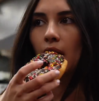 女网红用AI和1000个男友同时谈恋爱：轻松月入3000万