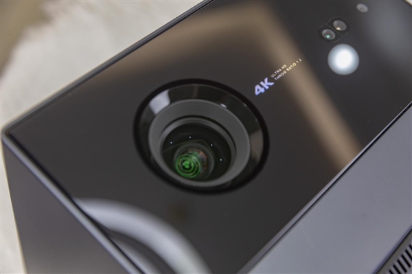 投影仪树脂镜头和玻璃镜头的区别在哪？当贝F6全玻璃避免热虚焦 更值得入手