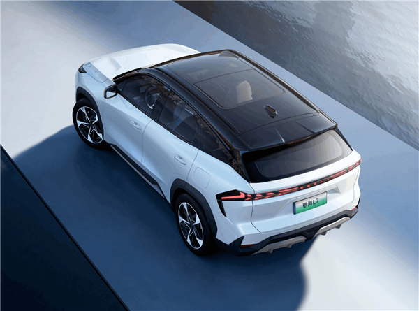 满油满电续航1370公里 加速7秒内！吉利银河L7上市：13.87万起