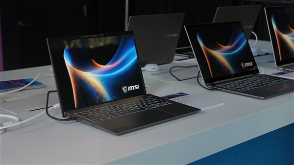 微星展示全球首批Panther Lake笔记本：记者上手连连惊呼