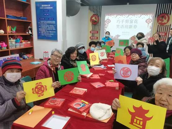 【新春走基层】擦玻璃、剪窗花、免费理发……经纪人志愿者陪社区老人迎新春(图3)