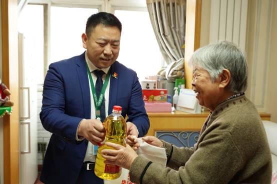 【新春走基层】擦玻璃、剪窗花、免费理发……经纪人志愿者陪社区老人迎新春(图6)