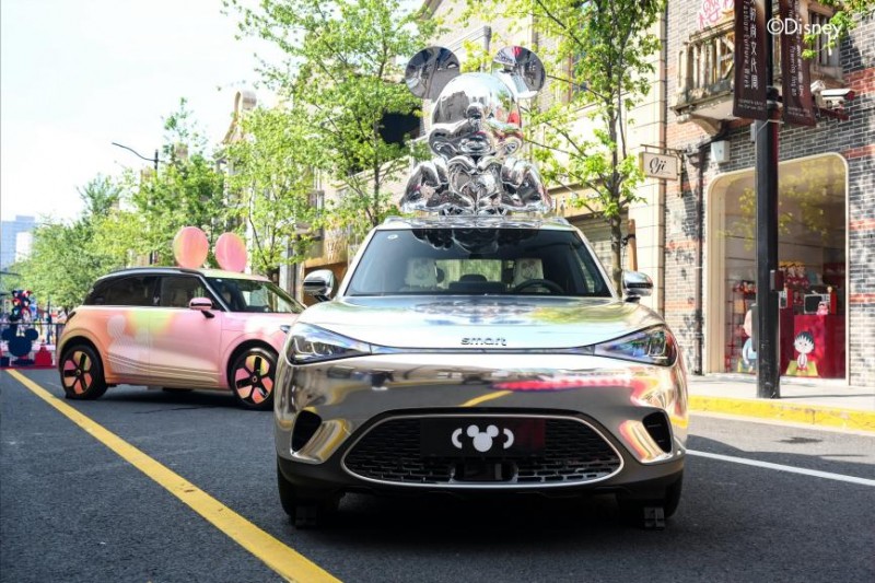 携手迪士尼中国灵动出“奇”，smart米奇限定艺术车魔都首秀(图1)