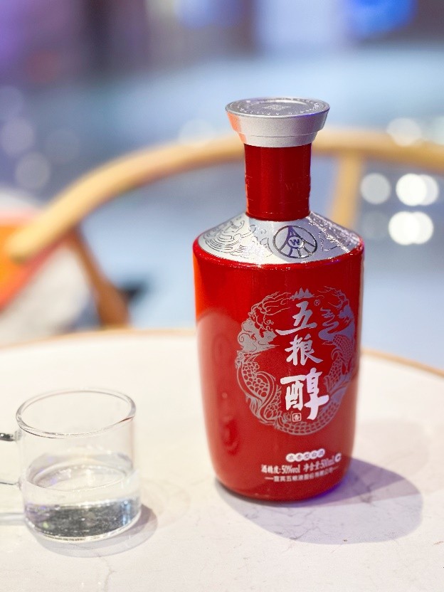 乡镇宴席的品质和氛围担当，就选五粮醇红装(图2)